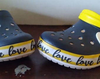 Drew Barrymore Hearts Crocs Color-Block Collection Womens Size 9 Comfort Sandal