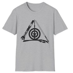 Puede incluir: Una camiseta de manga corta en color gris jaspeado con un estampado gráfico negro en el pecho. El diseño consiste en una disposición triangular formada por un sable de luz, un escudo circular con una estrella central y otro sable de luz.