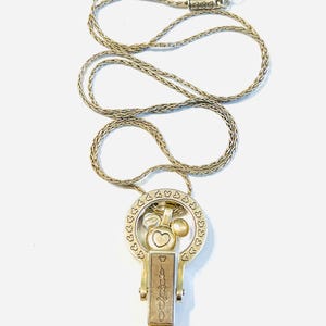 Puede incluir: Una taza de cer&aacute;mica blanca con un asa negra y el texto "But First, Coffee" en un estilo manuscrito. La taza est&aacute; sobre una superficie blanca. La taza mide aproximadamente 10 cm de alto.