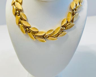 Gargantilla Trifari de los años 60 con hojas cepilladas en oro