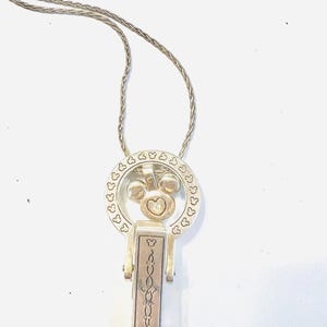 Puede incluir: Un juego de tres tazas de cer&aacute;mica con un acabado mate moteado. Las tazas son de color crema, gris claro y gris oscuro. Cada taza tiene un dise&ntilde;o simple y minimalista.