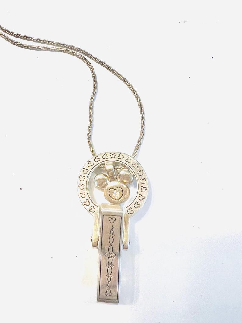 Puede incluir: Un juego de tres tazas de cer&aacute;mica con un acabado mate moteado. Las tazas son de color crema, gris claro y gris oscuro. Cada taza tiene un dise&ntilde;o simple y minimalista.