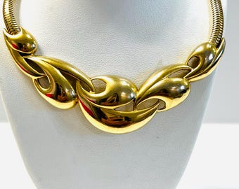 Collar modernista con espirales en tono dorado, firmado por Trifari Kunio Matsumoto, vintage