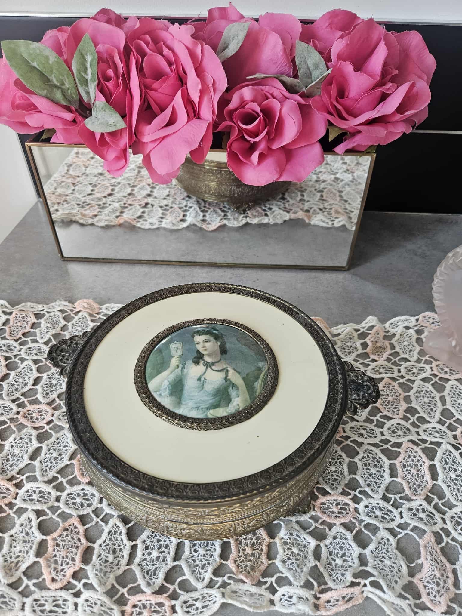 ロマンチックな女性の肖像画の蓋が付いたヴィンテージの装飾的な