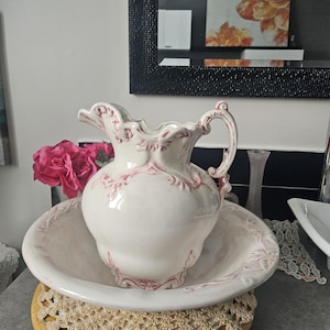 Vintage Keramikkrug- und Waschbecken-Set, Weiß mit rosa Blumenmuster, Badezimmerdeko im Landhausstil