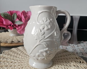 Jarra vintage de cerâmica branca com estampa floral em relevo – Jarra de leite estilo casa de campo – Decoração shabby chic para casa