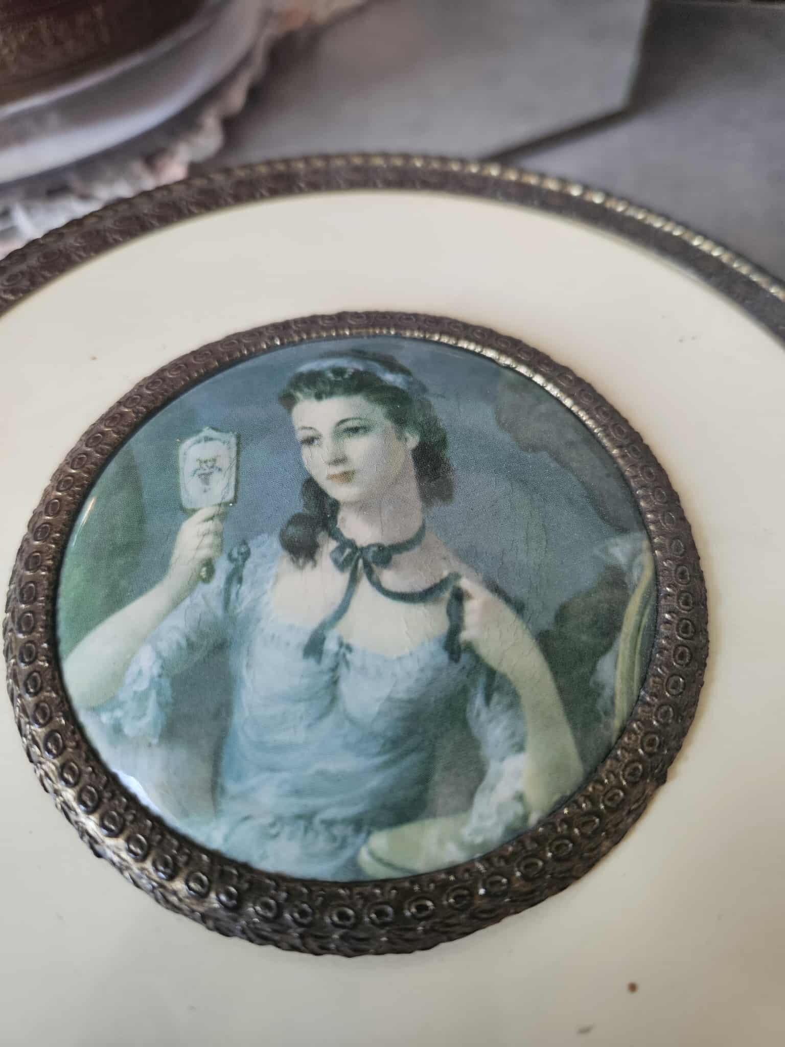 ロマンチックな女性の肖像画の蓋が付いたヴィンテージの装飾的な