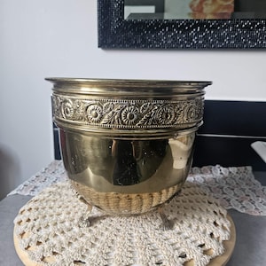 Vintage messing plantenpot op 90 cm hoogte, met reliëf bloemenmotief, Hollywood Regency, Franse landelijke stijl, grote messing plantenhouder