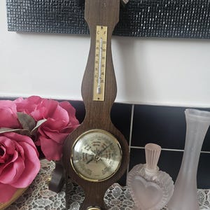 Barómetro de pared vintage de madera con termómetro e higrómetro: estación meteorológica de mediados de siglo