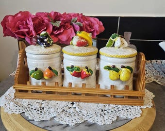 Vintage keramische voorraadbusset met fruitdeksels - 3 keukenpotten met houten rek, retro boerderijdecor