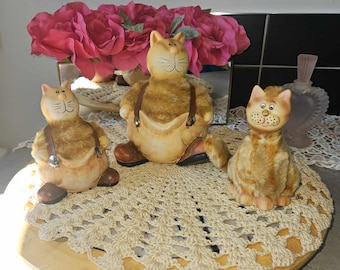 1950年代のKreiss & Co製、ピンク色の子猫と子猫2匹の磁器の置物