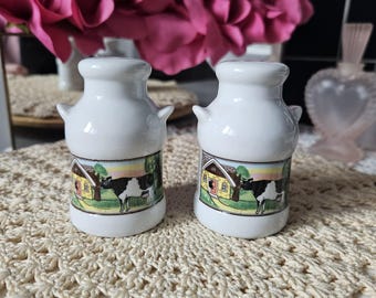 Juego de salero y pimentero con forma de jarra de leche vintage, con estampado de vaca en una granja, estilo rústico o campestre.