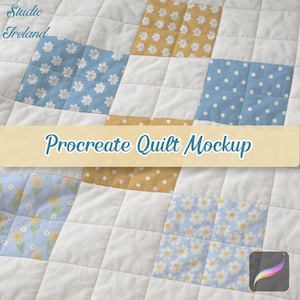 Könnte beinhalten: Quilt-Mockup mit Patchwork-Design. Der Quilt zeigt Quadrate in Weiß, Hellblau mit weißen Blumen, Gold mit weißen Blumen und Hellblau mit weißen Punkten. Der Text "Procreate Quilt Mockup" wird auf einem Banner über dem Quilt angezeigt.