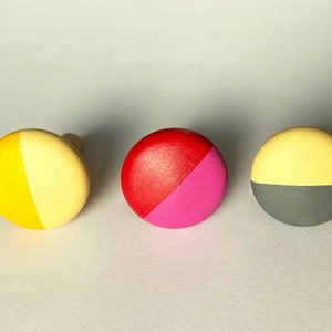 Möbelknöpfe zweifärbig aus Buchenholz, handbemalt, 2 und 4 Stück