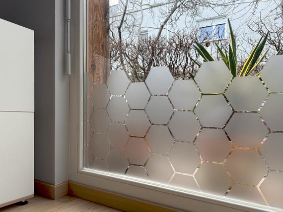 Geometrische Sichtschutzfolie für Fenster & Glastüren mit Bienenwaben Muster – selbstklebende Fensterfolie milchig / geätzt