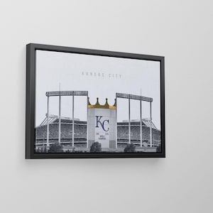 Könnte beinhalten: Gerahmter Schwarz-Weiß-Druck eines Baseballstadions mit dem Text "Kansas City" oben. Eine goldene Krone sitzt auf einer zentralen Struktur mit dem Text "KC" und "1985 & 2015 World Champions".