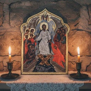 Può includere: Icona religiosa raffigurante Gesù Cristo, circondato da figure in abiti rossi e dorati. Due candele accese in portacandele di ottone affiancano l'icona su una mensola di legno con un centrino di pizzo, contro un muro di pietra.