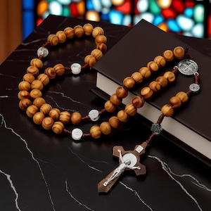 Rosario de madera de olivo (50 cuentas), madera clara y oscura, rosario católico, cuentas de oración cristianas, crucifijo de madera, regalo religioso, rosario hecho a mano.