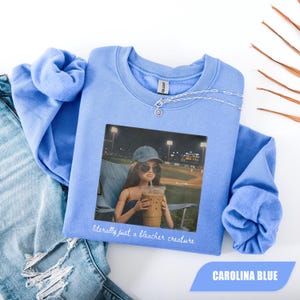 Sudadera de mamá de campo de béisbol, camiseta divertida de béisbol, camiseta para el día del partido, camiseta de mamá deportista, camiseta divertida con cara de muñeca, Barbie fanática oscura del campo de béisbol