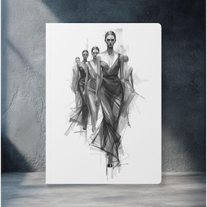 Könnte beinhalten: Ein weißes Notizbuch mit einer Schwarz-Weiß-Skizze von fünf Figuren in Abendkleidern. Die Illustration hat ein Modethema, mit Fokus auf fließende Kleider und eine Präsentation wie auf einem Laufsteg. Das Kunstwerk ist detailliert mit Schattierungen und Linien.