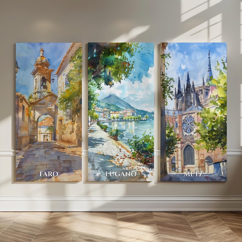 Puede incluir: Tr&iacute;ptico de pinturas a la acuarela que representan paisajes urbanos europeos. Las pinturas presentan Faro, Lugano y Metz, cada una con detalles arquitect&oacute;nicos y elementos naturales. La obra de arte se exhibe en una pared neutra con suelo de madera.