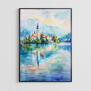 Può includere: Dipinto ad acquerello di una chiesa su un'isola in un lago, incorniciato in nero. La chiesa ha un alto campanile e tetti di tegole rosse. L'acqua riflette la chiesa e le montagne circostanti, con un cielo morbido e colorato.