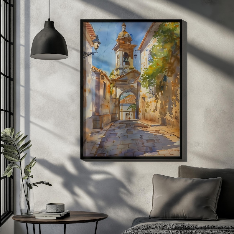 Könnte beinhalten: Aquarellmalerei einer europäischen Straßenszene. Das Kunstwerk zeigt eine Kopfsteinpflasterstraße, die zu einem Torbogen und einem Glockenturm führt. Die Gebäude sind in warmen Tönen gemalt, mit Schatten und Sonnenlicht.