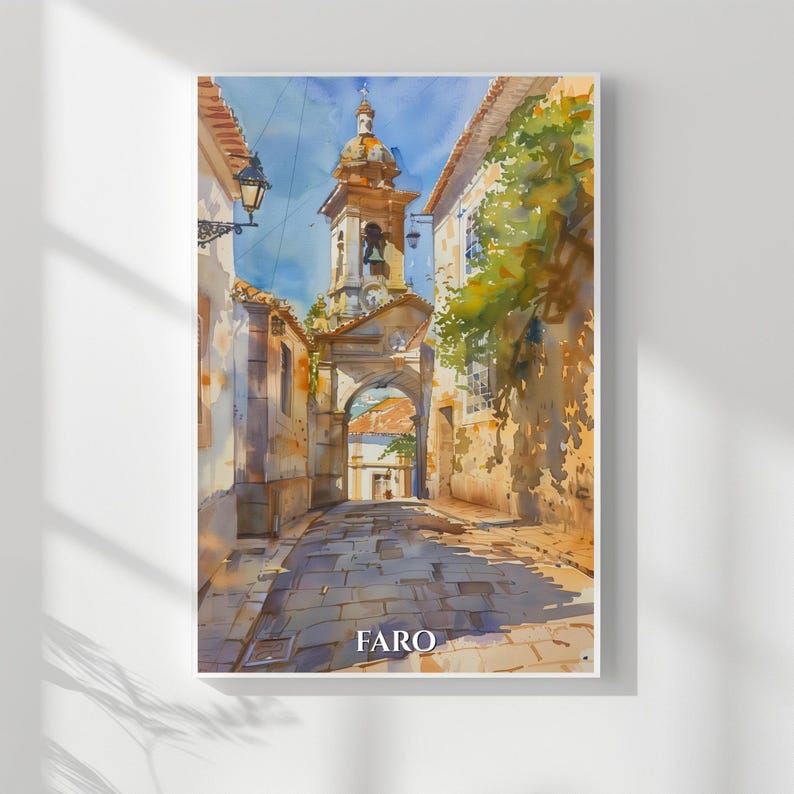 Puede incluir: Pintura a la acuarela de una calle adoquinada en Faro, Portugal, que conduce a una puerta arqueada y un campanario. La obra de arte presenta tonos c&aacute;lidos, capturando la luz del sol en los edificios y el cielo azul. La palabra "FARO" est&aacute; impresa en la parte inferior.