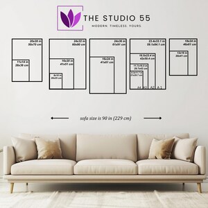 Puede incluir: Una exhibici&oacute;n de impresiones art&iacute;sticas enmarcadas en varios tama&ntilde;os, incluyendo 28x36 cm y 61x91 cm, contra una pared blanca. El texto "THE STUDIO 55" es visible. Un sof&aacute; beige est&aacute; en primer plano. El texto "sofa size is 229 cm" tambi&eacute;n es visible.
