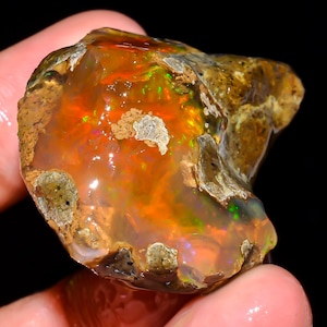 Ópalo de fuego etíope Welo en bruto: piedra preciosa natural suelta de 79 quilates para joyería.