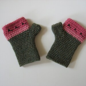 fingerless gloves pink and olive