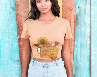 Camiseta con regadera de girasol, camiseta de jardín estilo cottagecore, camiseta unisex de estilo rústico floral de Bella+Canvas.