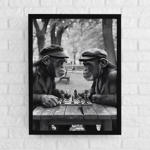 Può includere: Stampa in bianco e nero incorniciata con due scimpanzé che giocano a scacchi. Gli scimpanzé indossano cappelli e giacche, e uno porta gli occhiali. La scacchiera è su un tavolo di legno.