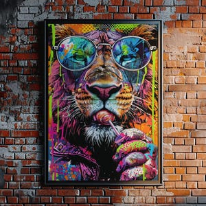Peut inclure: Une affiche encadrée de style pop art représentant un lion coloré portant des lunettes rondes et une sucette. Le visage du lion est détaillé avec des couleurs vives, et l'arrière-plan est un mur de briques. Le lion porte une veste en cuir.
