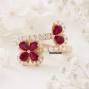 Anillo con halo de diamantes y flores de rubí, anillo abierto floral de oro, anillo llamativo con rubí talla pera.