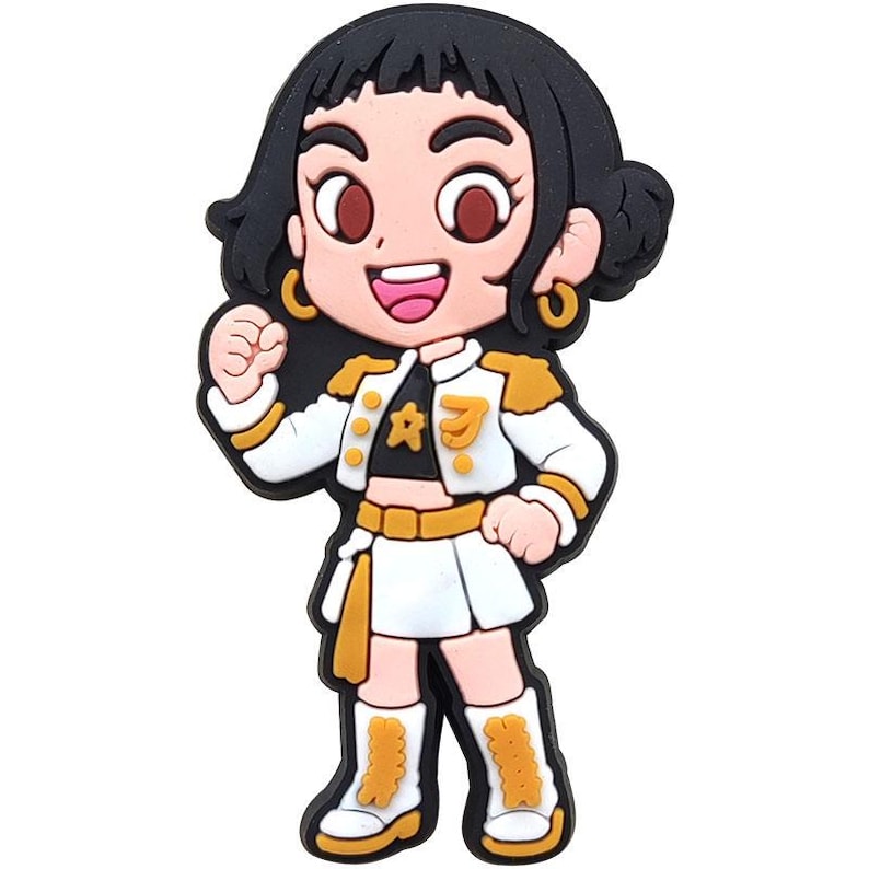K&ouml;nnte beinhalten: Eine cartoonartige Figur mit schwarzen Haaren, die eine wei&szlig;e Jacke mit goldenen Akzenten, ein schwarzes Oberteil mit einem Stern und einen wei&szlig;en Rock tr&auml;gt. Die Figur hat einen l&auml;chelnden Ausdruck, goldene Creolen und wei&szlig;e Stiefel mit goldenen Details. Die Figur steht und scheint ein Schuhanh&auml;nger zu sein.