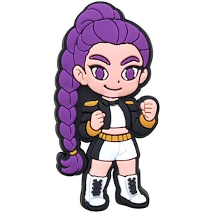 K&ouml;nnte beinhalten: Eine Cartoon-Figur mit lila Haaren in einem Zopf, die eine schwarze Jacke mit goldenen Verzierungen, wei&szlig;e Shorts und wei&szlig;e Stiefel tr&auml;gt. Die Figur hat lila Augen und l&auml;chelt. Das Design ist ein lebendiger, farbenfroher Charakter.