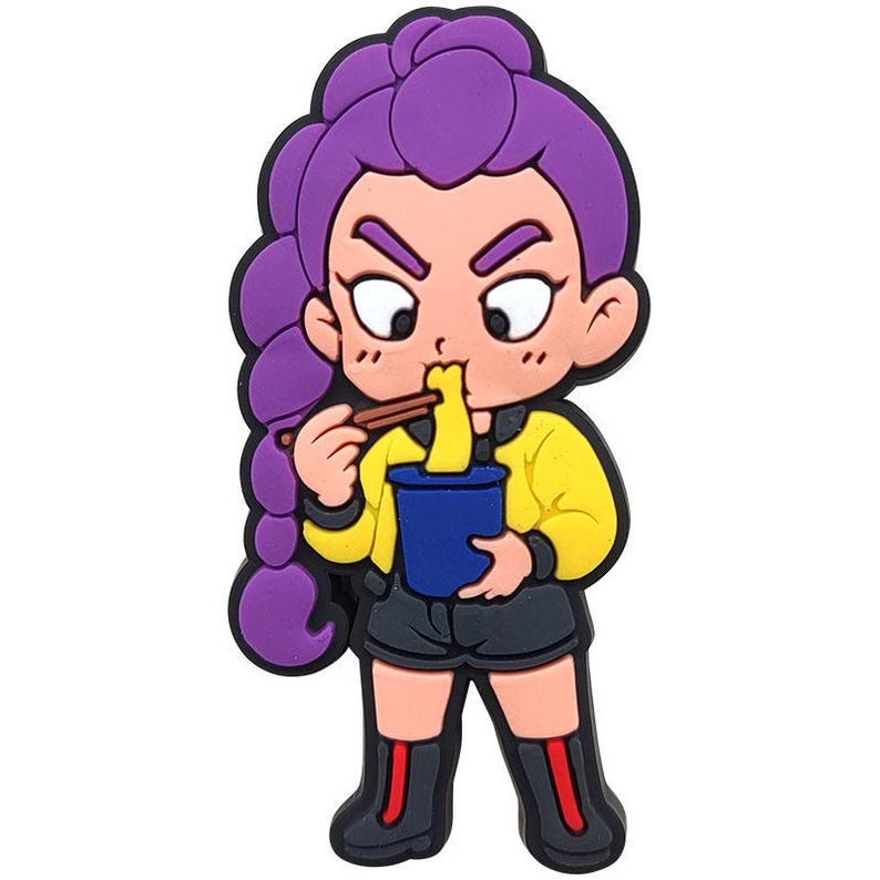 K&ouml;nnte beinhalten: Ein Cartoon-Charme mit einer Figur mit lila Haaren und einer gelben Jacke, die Nudeln aus einer blauen Sch&uuml;ssel mit Essst&auml;bchen isst. Die Figur tr&auml;gt schwarze Shorts und Stiefel mit roten Akzenten.