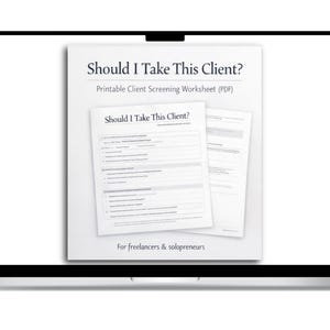 Puede incluir: Un portátil muestra una hoja de trabajo imprimible para la selección de clientes titulada "Should I Take This Client?". El documento PDF está diseñado para autónomos y emprendedores individuales, con preguntas para evaluar a los clientes potenciales.