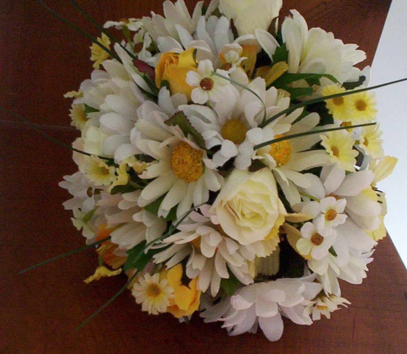 Spring Daisy Florals with Jute Base