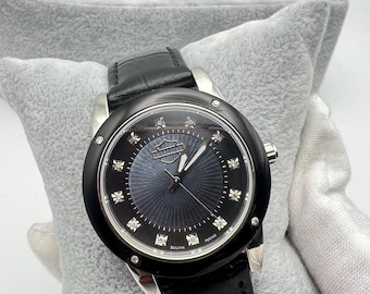 Harley-Davidson Bulova Damenuhr, schwarzes Zifferblatt, Diamant-Markierungen, Lederarmband (78R100)