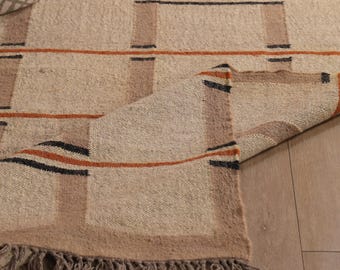 Dywan z wełny i juty, ręcznie robiony dywan w geometryczny wzór, dywan płasko tkany w stylu rustykalnym, dywan w stylu boho do salonu, neutralny wystrój
