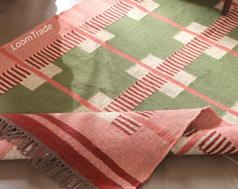 Ręcznie tkany dywan z juty wełnianej: oliwkowa zieleń, czerwony kilim w paski, wystrój boho