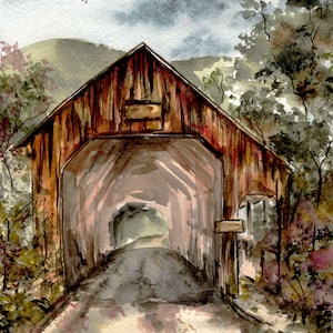 Op de afbeelding: Aquarel schilderij van een overdekte brug. De brug is bruin met een puntdak, tegen een achtergrond van bomen en een bewolkte lucht. De weg leidt naar de opening van de brug.