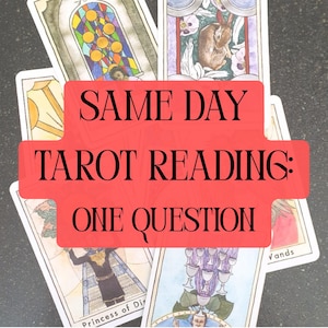 Op de afbeelding: Tarotkaarten met kleurrijke illustraties liggen op een donkere ondergrond. Een rood banner over de kaarten leest "SAME DAY TAROT READING: ONE QUESTION."
