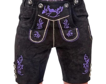 Puede incluir: Pantalones cortos de cuero negro tipo lederhosen con bordados florales morados en la solapa frontal y las piernas, ribetes claros y botones plateados. El pantalón se lleva con una camisa de cuadros morados y blancos metida por dentro.