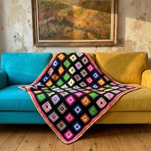 Manta de patchwork multicolor negra con diseño afgano de ganchillo cuadrado de la abuela hecha a mano