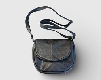 Bolso bandolera minimalista de piel de oveja negra hecho a mano.