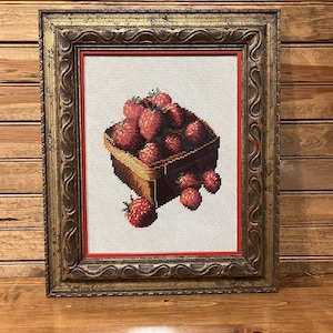 Cesta de fresas vintage, bordado en punto de cruz con marco de madera y cristal.