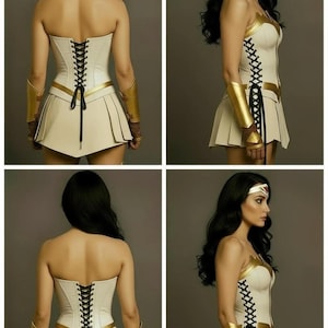 Pu&ograve; includere: Un top a corsetto senza spalline color crema con dettagli di allacciatura neri, abbinato a una gonna a pieghe coordinata. L'outfit include bracciali metallici dorati e una fascia per capelli dorata. Il corsetto presenta un corpetto strutturato con finiture dorate.